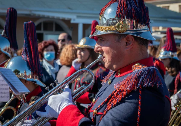 Lefkada. Yunanistan. 10.28.2021. Yunan Oxi Günü kutlamaları sırasında askeri bando üyelerinin portreleri.