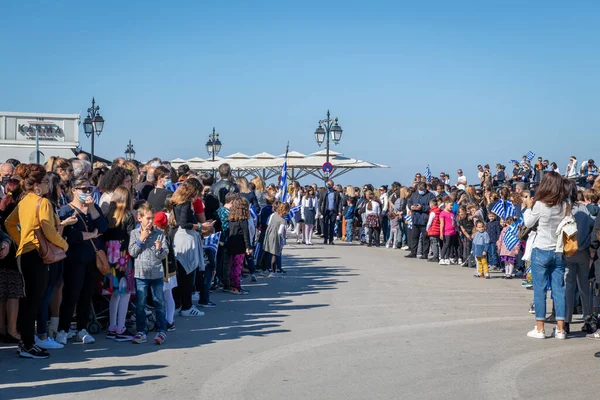 Lefkada. Yunanistan. 10.28.2021. Yunan Oxi Günü kutlamasının izleyicileri geçit töreninin başlamasını bekliyorlar.