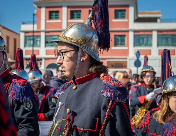 Lefkada. Yunanistan. 10.28.2021. Yunan Oxi Günü kutlamaları sırasında askeri bando üyelerinin portreleri.