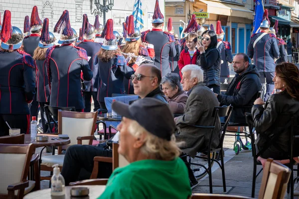 Lefkada Greece 2021 Spectators Cafe Watching Military Marching Band Greek — Foto Stock