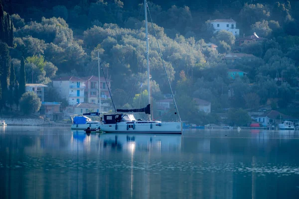 Lewada Grecja 2021 Jacht Żaglowy Zacumowany Spokojnej Wodzie Zatoki Nydri — Zdjęcie stockowe