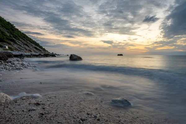 Sahilde gün batımının uzun pozu.