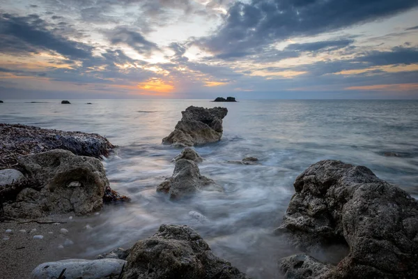 Sahilde gün batımının uzun pozu.