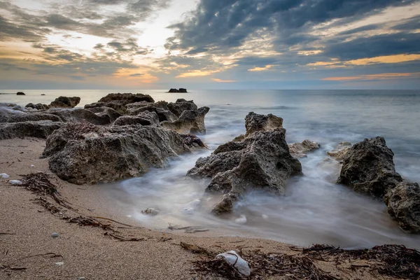 Sahilde gün batımının uzun pozu.
