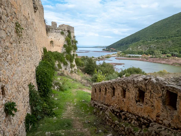 Yunanistan 'ın Lefkada adasında yer alan Türk Osmanlı kalesi Kastro Griva' nın girişinden manzara.
