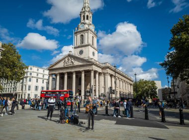 Londra mı? İngiltere. 10.03.2021. Covid-19 kısıtlamalarının kaldırılmasının ardından başkentin ünlü kent simgelerine dönen insan kalabalığı ve faaliyetlerin sayısı hâlâ düşük..