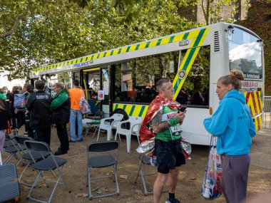 Londra mı? İngiltere. 10.03.2021. Londra Maratonu 'nun sonunda Pall Mall' da sporcuları tedavi etmek üzere St. John Ambulansı 'nın mobil bir birimi hazır bekliyor..