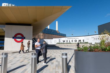 Londra mı? İngiltere. 10.03.2021. Battersea Elektrik Santrali 'nin dış görünüşü, Kuzey Hattı' ndaki iki yeni Londra metro istasyonundan biri..
