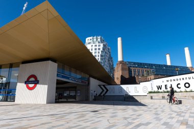 Londra mı? İngiltere. 10.03.2021. Battersea Elektrik Santrali 'nin dış görünüşü, Kuzey Hattı' ndaki iki yeni Londra metro istasyonundan biri..