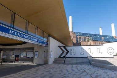 Londra mı? İngiltere. 10.03.2021. Yeni Londra Yeraltı Battersea Elektrik Santralinin girişi ve ön cephesi. Arka planda aynı isimde bir elektrik santrali var..