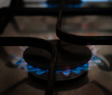 Mutfakta gaz ocağı. Mavi alevler içinde..