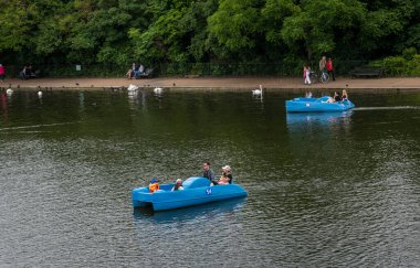 Londra mı? UK- 07.11.2021. Ziyaretçi ve turistler Hyde Park 'taki Serpentine' de kayıkla geziyorlar..