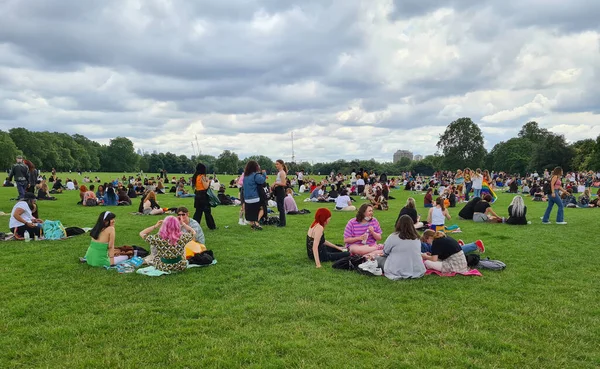 Londra mı? UK- 07.11.2021. LGBT topluluğundan bir kalabalık parkta bir etkinlik için toplanıyor..