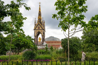 Londra mı? UK- 07.11. 2021 yılı. Kensington Bahçeleri 'nden Abert Anıtı ve Royal Albert Salonu.