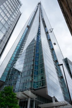 Londra mı? UK- 06.10. 2021 yılı. Britanya 'nın en yüksek gökdeleni Çömlek' in sokak manzarası.