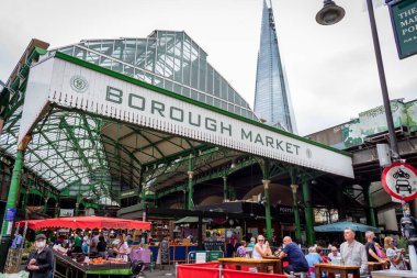 Londra mı? UK- 06.10. 2021 yılı. Borough Market 'in arka planında Çömlek olan dış görünüşü.