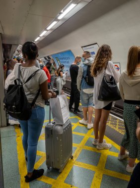 Londra mı? UK- 06.10.2021. Kalabalık bir Londra metro platformu rötar bekleyen yolcularla dolu..