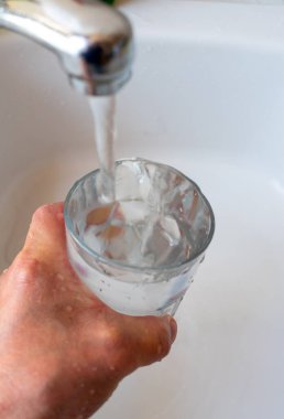 Bardağı musluk suyuyla dolduruyorum..