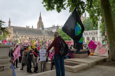 Londra mı? UK- 06.27.2021. Bir Free The Press protestosu Parlamento Meydanı 'nda Büyük bir aktivist kalabalığının katıldığı İngiltere İsyanı' nın ev sahipliğinde gerçekleşti..