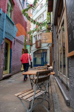 Londra mı? UK- 06.27.2021: Neal 's Yard manzarası, popüler bir alışveriş ve turizm merkezi alternatif bir yaşam tarzı markası sunuyor.
