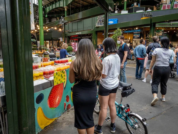 Londra mı? UK- 06.10. 2021 yılı. Borough Market 'in içinde ziyaretçi ve turistlerle birlikte başkentin en eski ve en büyük gıda pazarlarından birinde alışveriş yapıyorlar..