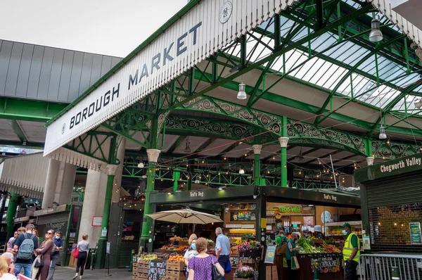 Londra mı? UK- 06.10. 2021 yılı. Başkentin en eski ve en büyük gıda pazarlarından biri olan Southwark 'taki Borough Market' in ön cephesinde müşteriler ve turistler toplanıyor..
