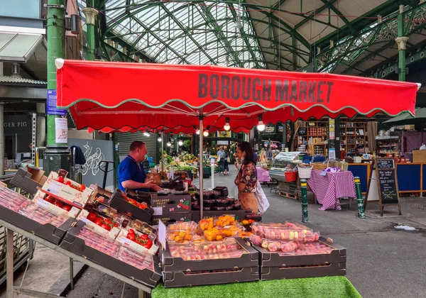 Uk06 2021年 在南华克的Borough市场 繁忙的食品市场和旅游胜地 顾客们正在购买新鲜的水果和蔬菜 — 图库照片