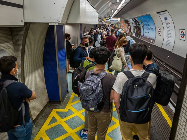 Londra mı? UK- 06.10.2021. Kalabalık bir Londra metro platformu rötar bekleyen yolcularla dolu..