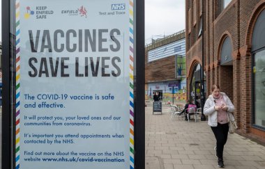Londra mı? UK- 04.28.2021: Bir NHS devlet bilgi panosu insanları Covid-19 aşısı olmaya teşvik ediyor.