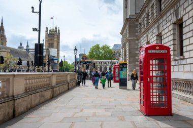 Londra mı? UK- 05.23.2021. Parlamento Caddesi 'nin genel manzarası Westminster Sarayı' na bakıyor. .
