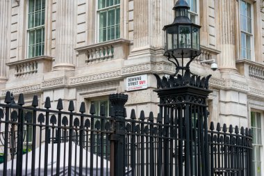 Londra mı? UK- 05.23.2021. Hükümet binası, Westminster şehri, Başbakanın ofisinin yeri ve 10 numaradaki ikamet yeri..