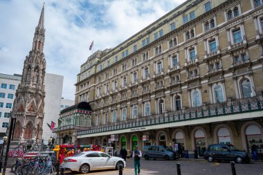 Londra mı? UK- 05.23.2021. Charing Cross demiryolu ve Londra metro istasyonunun sokak manzarası.