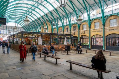 Londra mı? UK- 05.23.2021. Covid-19 'un kapatılmasının ardından ekonomi yeniden açılırken, Covent Garden Market' in Kuzey Salonu 'nun içi ziyaretçi ve turnuva kalabalıklarıyla dolu..