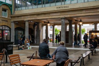 Londra mı? UK- 05.23.2021. Covid-19 'un kapatılmasının ardından ekonomi yeniden açılırken, Covent Garden Market' in Kuzey Salonu 'nun içi ziyaretçi ve turnuva kalabalıklarıyla dolu..