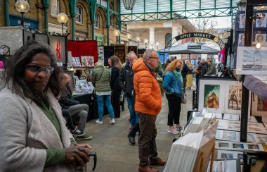 Londra mı? UK- 05.23.2021. Covemt Garden 'daki Apple Market' ten alışveriş yapan ziyaretçi ve turist kalabalığı, ülke Covid-19 tecridinden çıkarken günün tadını çıkarıyor..