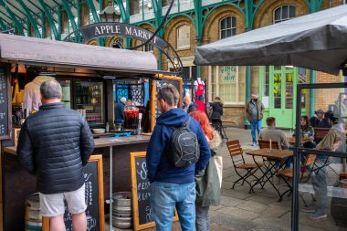 Londra mı? UK- 05.23.2021. Covent Garden Market 'teki bir restoranda tatil yapan turist ve ziyaretçi kalabalığı, Covid-19' un kilitlenmesi sonrasında ekonomi yeniden açılıyor..
