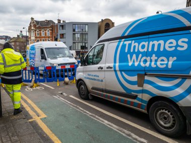 Londra mı? UK- 03.16.2021: Başkentin su ve atık su altyapısını geliştirmek için çalışan İngiliz su kuruluşu Thames Water 'ın işçileri sık sık trafik aksamalarına yol açıyor..