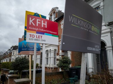 Londra mı? UK- 02.18.2021: Mülkün reklamını yapmak için çeşitli emlakçıların reklam panolarına izin vermek.