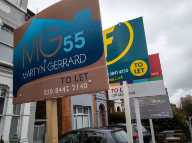 Londra mı? UK- 02.18.2021: Mülkün reklamını yapmak için çeşitli emlakçıların reklam panolarına izin vermek.
