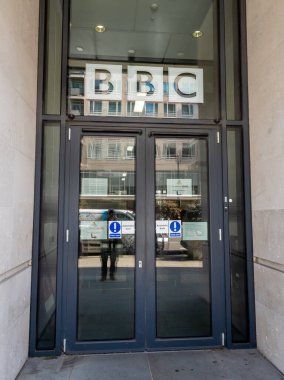 Londra mı? UK- 03.30.2021: Portland Place, Marylebone 'daki yayın evi, British Broadcasting Corporation, dünyanın en eski devlet yayın kuruluşunun adını ve binasını gösteriyor.