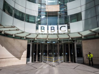 Londra mı? UK- 03.30.2021: Portland Place, Marylebone 'daki yayın evi, British Broadcasting Corporation, dünyanın en eski devlet yayın kuruluşunun adını ve binasını gösteriyor.