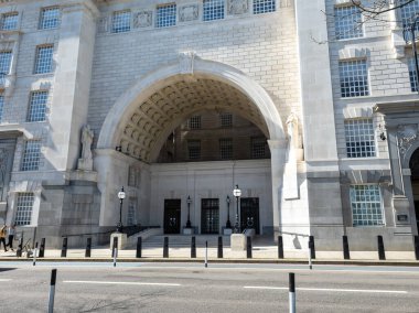 Londra mı? UK- 03.29.2021: İngiliz Gizli İstihbarat Teşkilatı MI5 'ın iç istihbarat ve güvenlikten sorumlu dış görünümü.