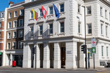 Londra mı? UK- 03.29.2021: Pimlico 'daki Litvanya büyükelçiliğinin ön yüzünde ulusal ve Avrupa Birliği bayrağı asılı olan cephesi.