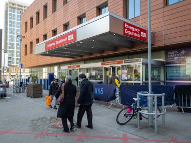 Londra mı? UK-03.27.2021: Kraliyet Londra Hastanesi 'nin acil servis tabelaları ve girişi.