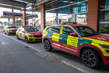 Londra mı? UK-03.27.2021: Londra Kraliyet Hastanesi 'nde Londra Hava Ambulans Servisi' ni destekleyen Gelişmiş Travma Ekibi araçları.