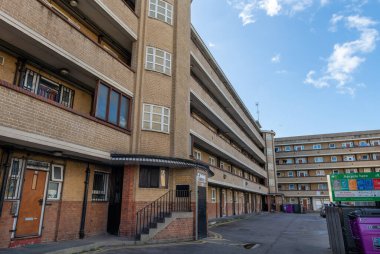 Londra mı? Birleşik Krallık-03.27.2021: Hükümet sosyal konutları sağlayan bir konut konutundaki eski bir apartmanın dış görünümü.