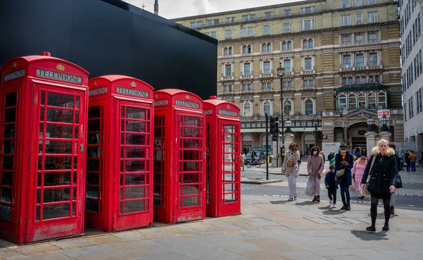 Londra mı? UK- 05.23.2021. Charing Cross demiryolu ve Londra metro istasyonunun sokak manzarası.