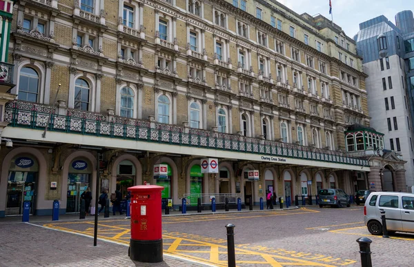 Londra mı? UK- 05.23.2021. Charing Cross demiryolu ve Londra metro istasyonunun sokak manzarası.