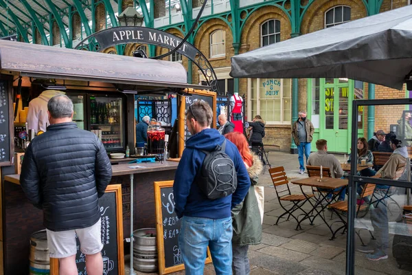 Londra mı? UK- 05.23.2021. Covent Garden Market 'teki bir restoranda tatil yapan turist ve ziyaretçi kalabalığı, Covid-19' un kilitlenmesi sonrasında ekonomi yeniden açılıyor..