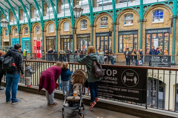 Londra mı? UK- 05.23.2021. Covent Garden 'ın Güney Salonu' nda ziyaretçi ve turist kalabalığı, Covid-19 krizinin ardından ekonomi yeniden açılırken manzaranın ve eğlencenin tadını çıkarıyor..